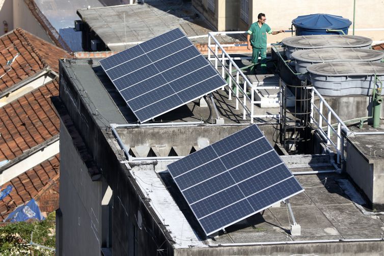 Brasil chega a 2 milhões de placas de energia solar em telhados 