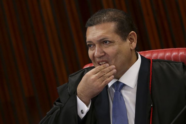 Nunes Marques vota contra condenação de Bolsonaro no TSE