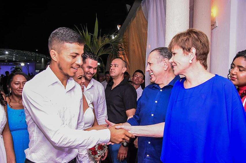 Casamento coletivo com 79 casais