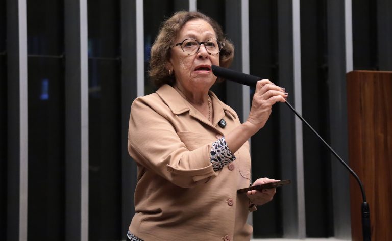 CCJ aprova projeto que obriga uso de hora-aula no cálculo da jornada de professores