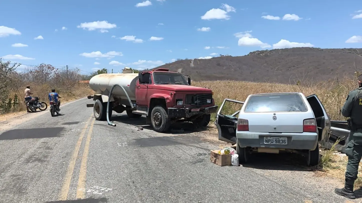 Parambu: Grave acidente entre carro pipa e automóvel mata 3 pessoas da mesma família